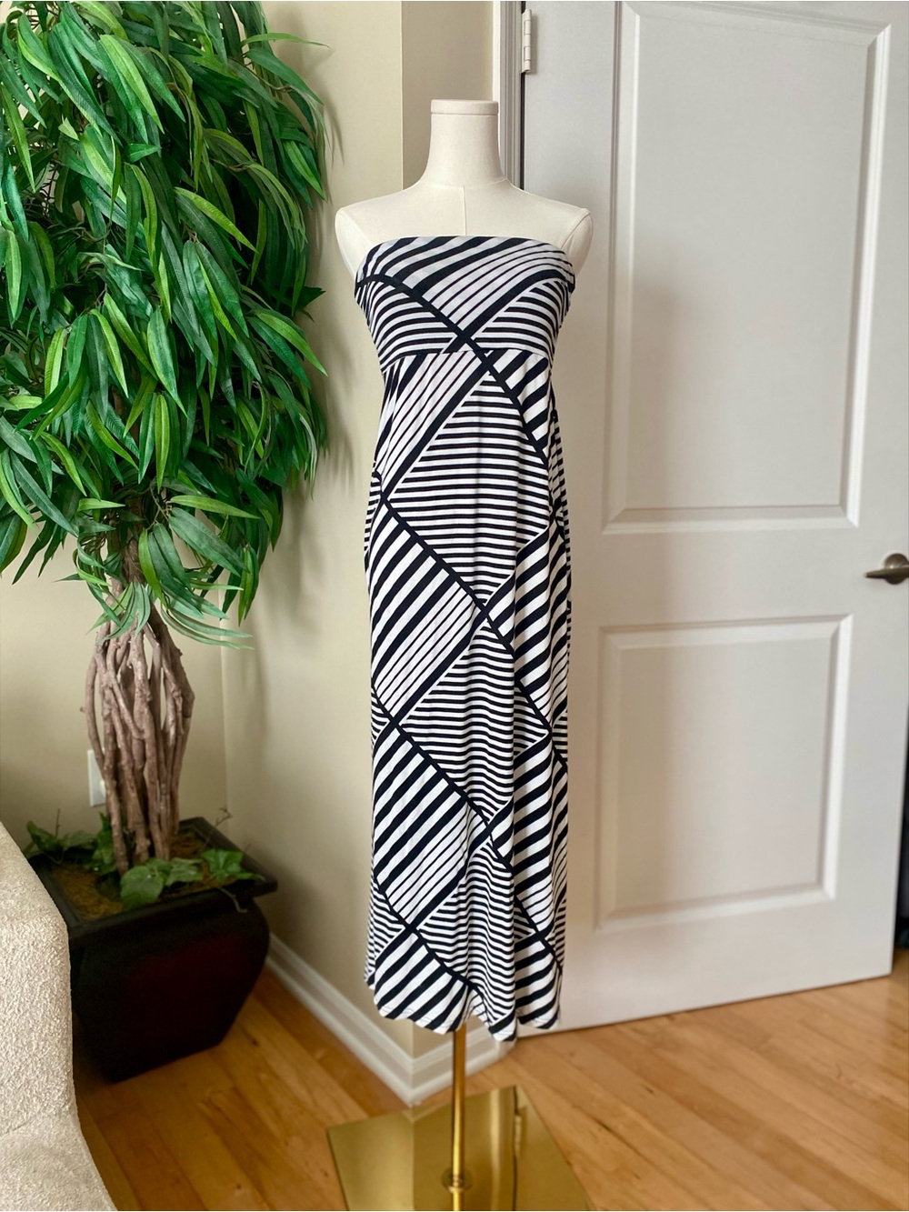 Strapless Black and White Geometric Maxi Dress